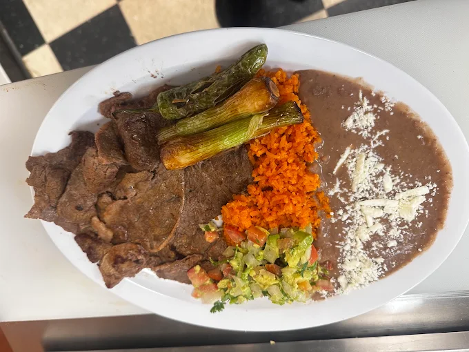 Bistec plate with rice, beans and grilled cebollitas